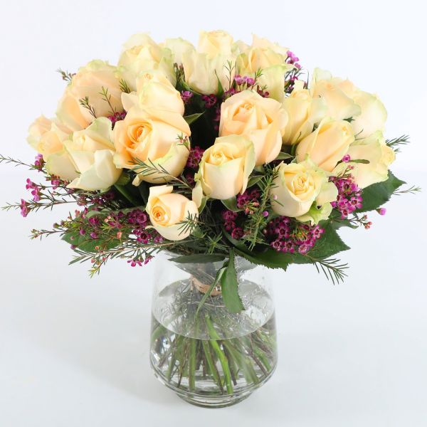 Peach-Roses-in-Vase